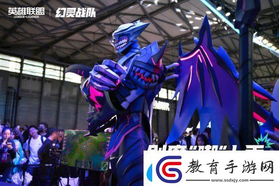 劍魔與TheShy合影!幻靈戰隊Coser全員亮相CJ現場