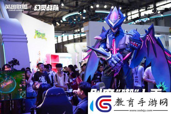 劍魔與TheShy合影!幻靈戰隊Coser全員亮相CJ現場