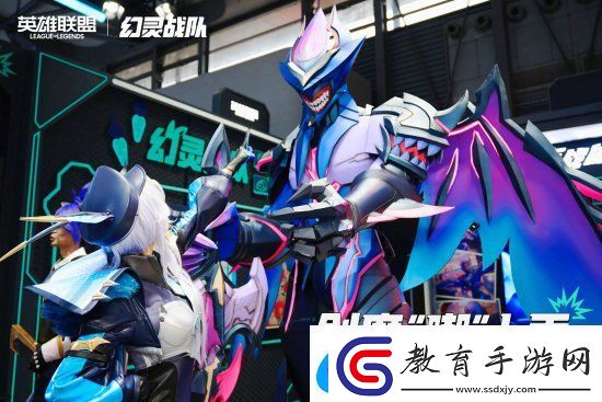 劍魔與TheShy合影!幻靈戰隊Coser全員亮相CJ現場