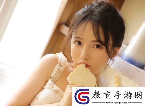 一個(gè)在上吃一個(gè)在下面敷面膜火熱話題