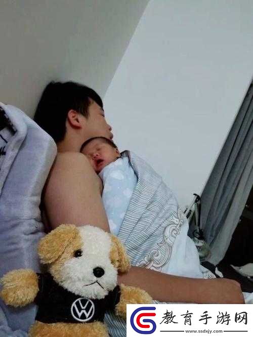 半夜裝睡配合孩子趴趴