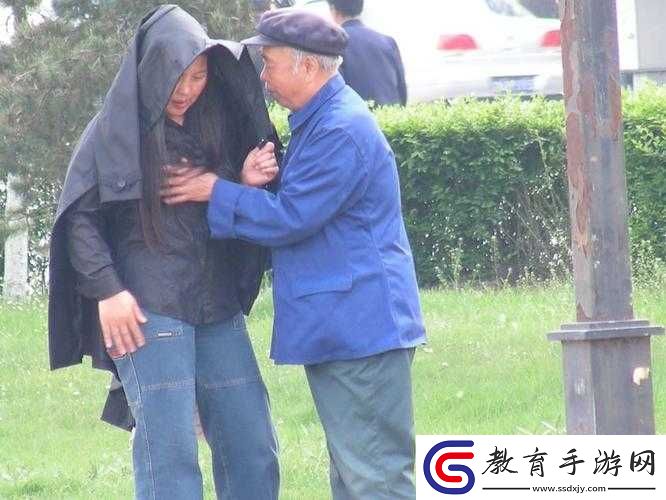 公園小樹中老年交易圖片