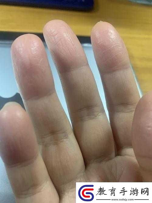 手指劃入縫隙挖水