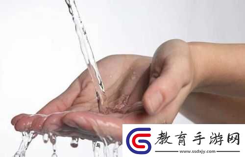 手指劃入縫隙挖水