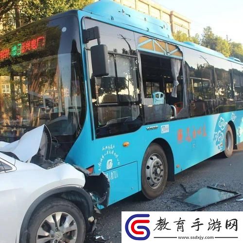 “嗑碰公交