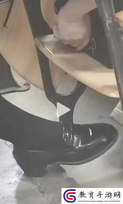 少婦公車臀溝呻吟裙底偷窺引發熱議