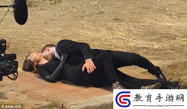 摸腿吻戲