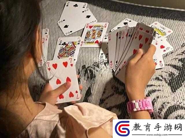 兩人打撲克時激烈運動場景精彩呈現(xiàn)
