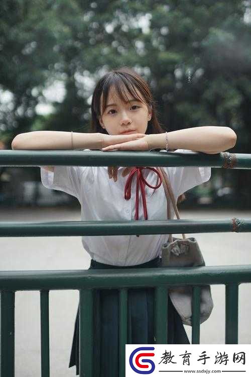我強(qiáng)行扒開(kāi)妹妹的腿