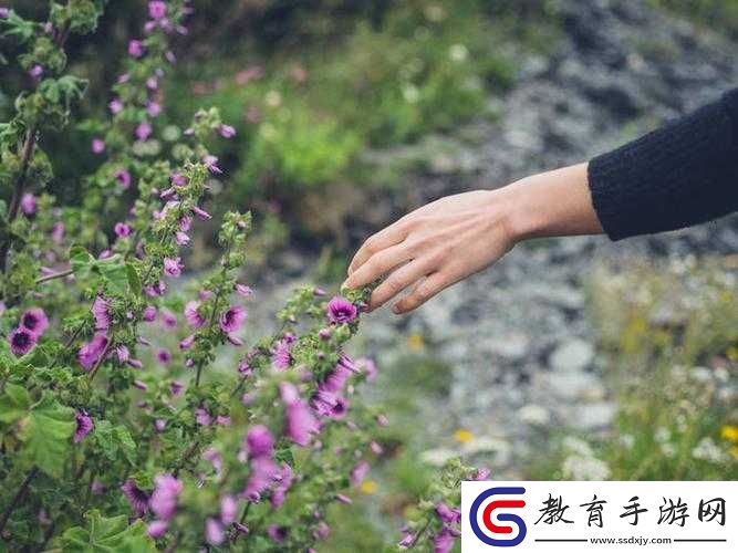 手指在花心里攪拌