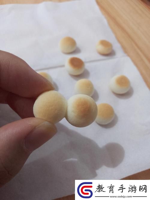 抓著兩只小饅頭的圖片