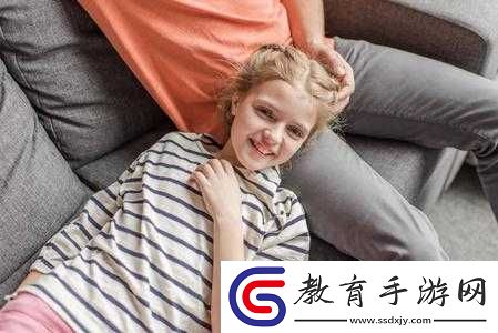 17歲女孩躺父親腿上睡覺是否合適！
