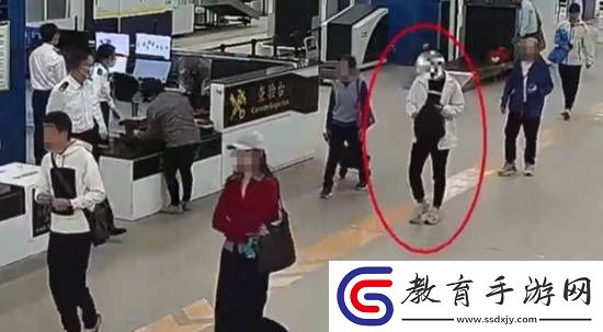 男子把100個耳機藏腰腹部